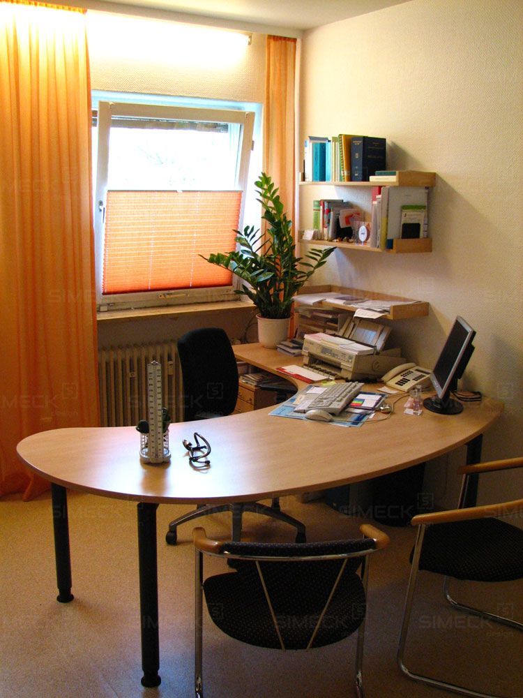 simeck-arztpraxis-schreibtisch-sprechzimmer-sonderanfertigung
