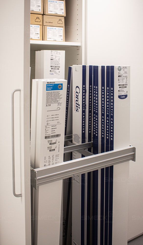 In einem Regal sind mehrere Kartons übereinander gestapelt.