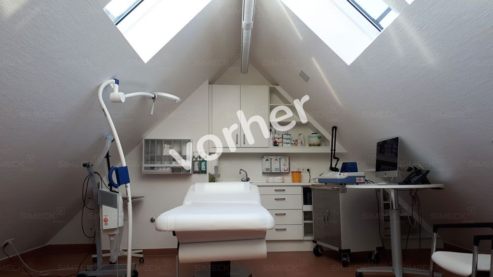 Ein Behandlungszimmer mit dem Wort „Vorher“ an der Wand