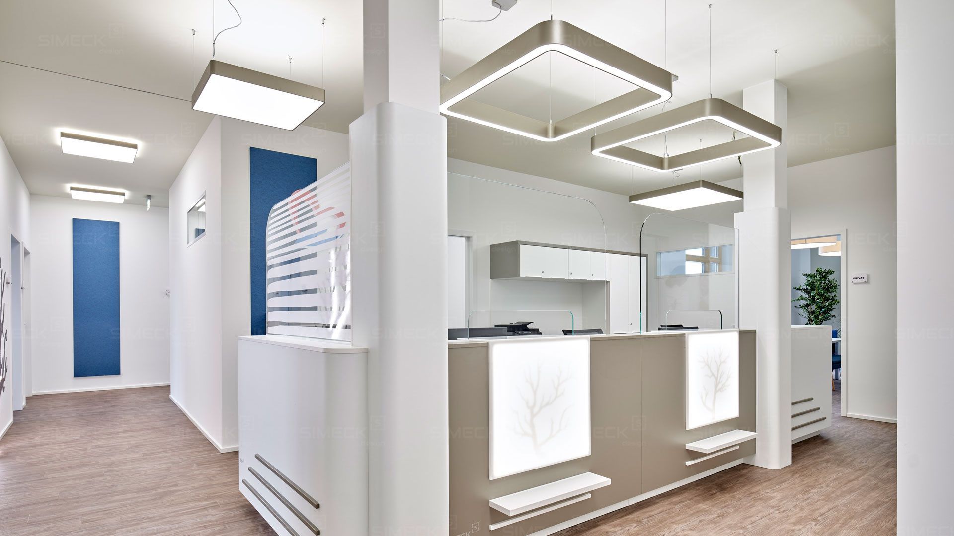 In der Mitte des Raumes befindet sich ein Rezeptionstresen.