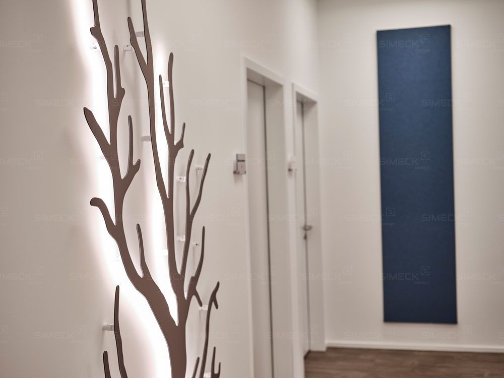 Ein Flur mit einer Baumsilhouette an der Wand