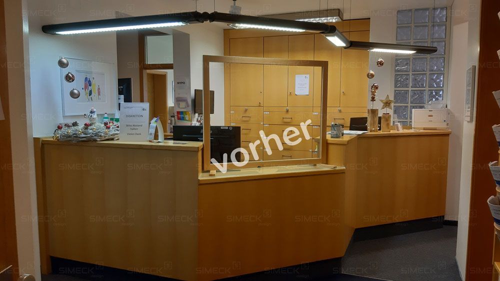 Ein Vorher-Nachher-Foto vom Empfangstresen einer Zahnarztpraxis.