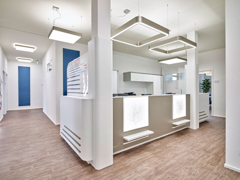 In der Mitte des Raumes befindet sich ein Rezeptionstresen.