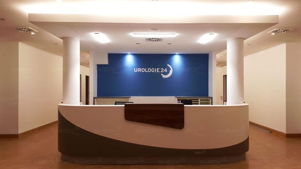 Ein Empfangsbereich mit blauer Wand und weißem Tresen