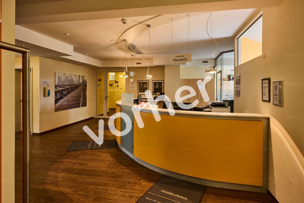 Ein gelber Tresen in einem Raum mit der Aufschrift „Vorher“