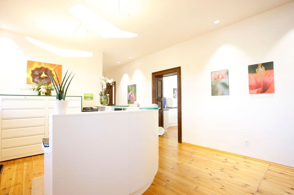 Eine weiße Theke in einem Raum mit Holzboden