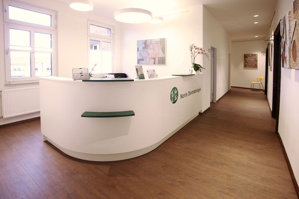 Ein langer Flur mit einer weißen Theke in der Mitte