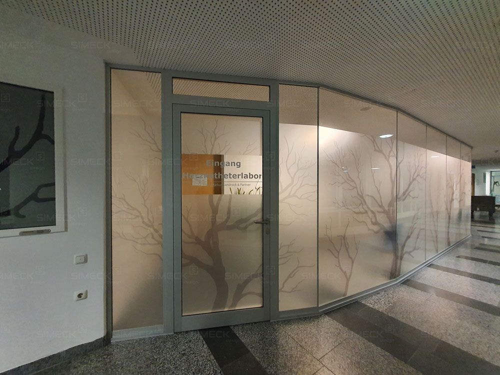 simeck-krankenhaus-flur-eingang-umgestaltung-wartebereich-glaswand-rund-gebogen