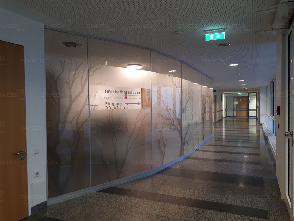 simeck-krankenhaus-flur-umgestaltung-glaswand-trenner-wartebereich-diskretion