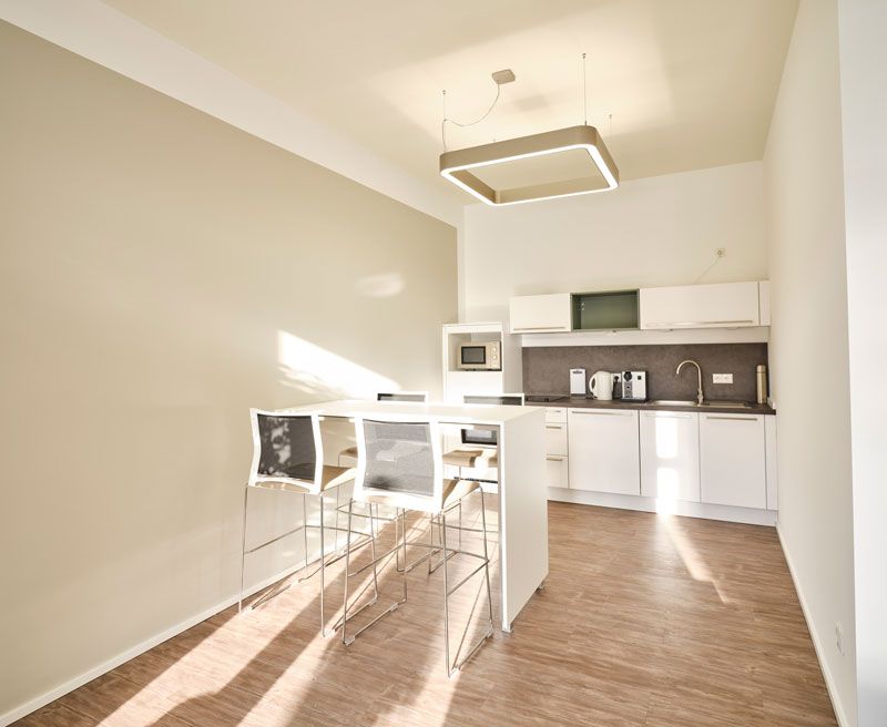 Eine Küche mit einem Tisch und Stühlen darin