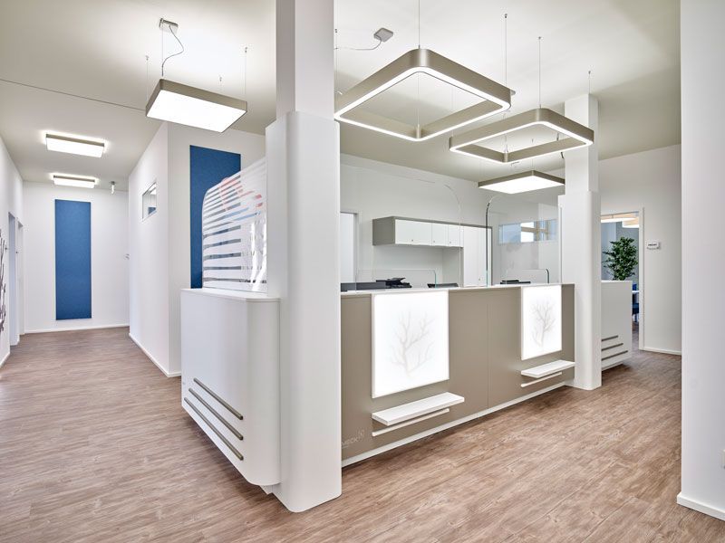 Eine Zahnarztpraxis mit Empfang und Flur