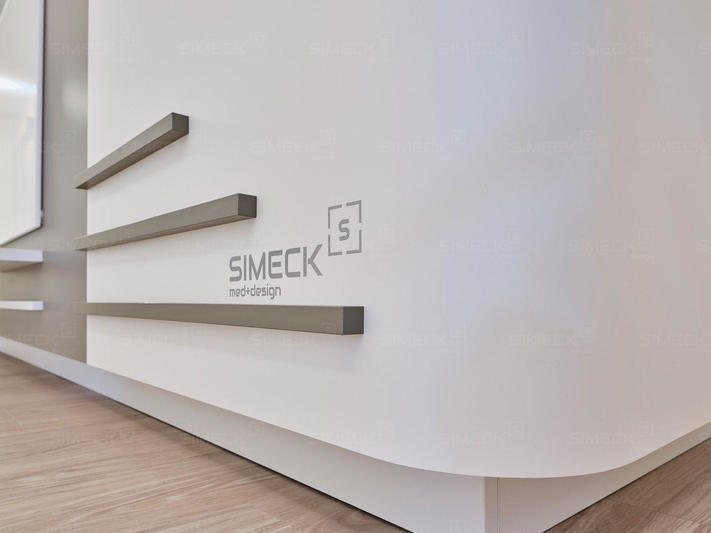 simeck-med-design-logo-auf-empfangstheke