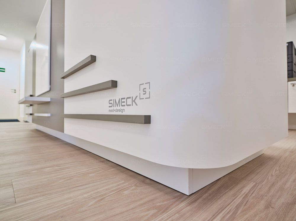 simeck-logo-auf-praxistheke