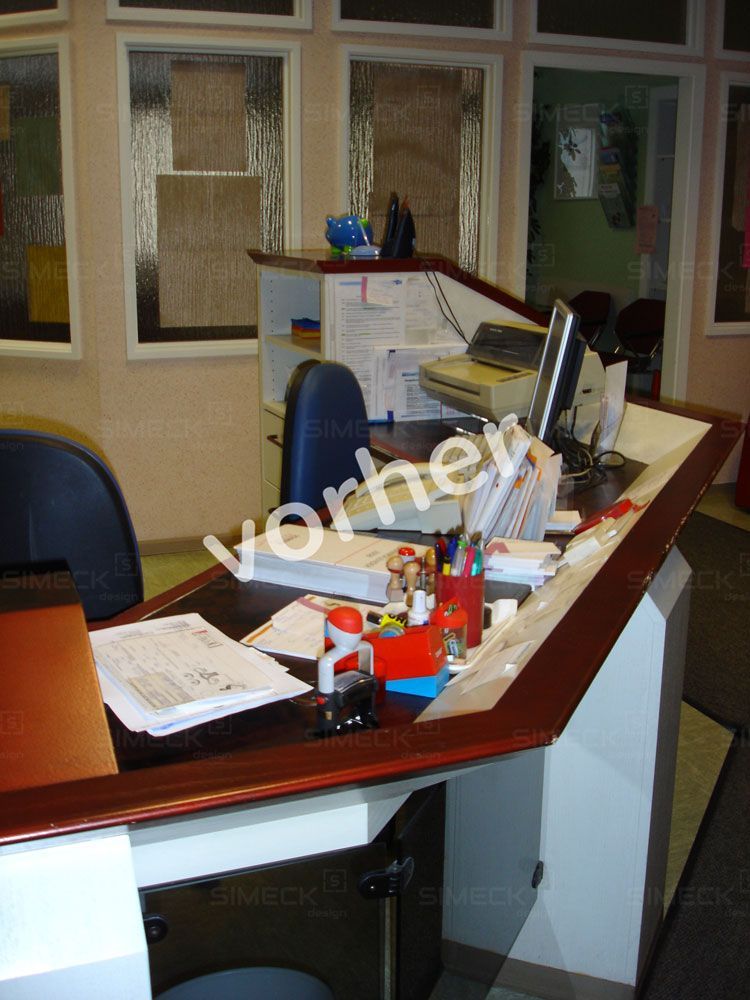 Ein Schreibtisch mit dem Wort „Vorher“ darauf