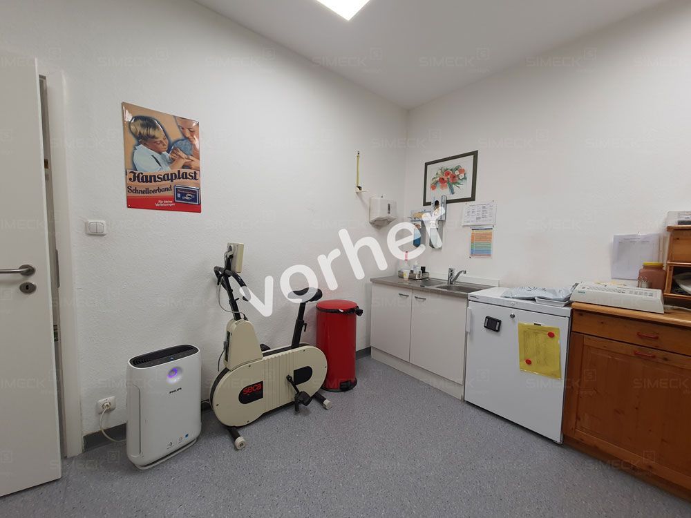 Ein Zimmer mit einem „Vorher“-Schild an der Wand