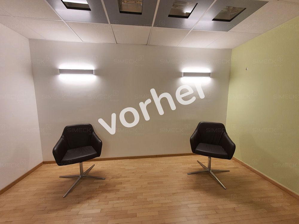 Zwei Stühle in einem Raum mit dem Wort „Vorher“ an der Wand