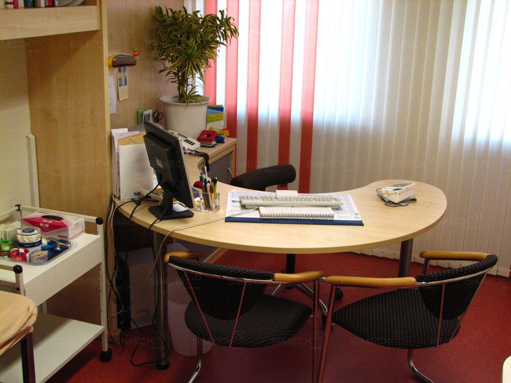 simeck-praxiseinrichtung-schreibtisch-sprechzimmer-sonderfertigung
