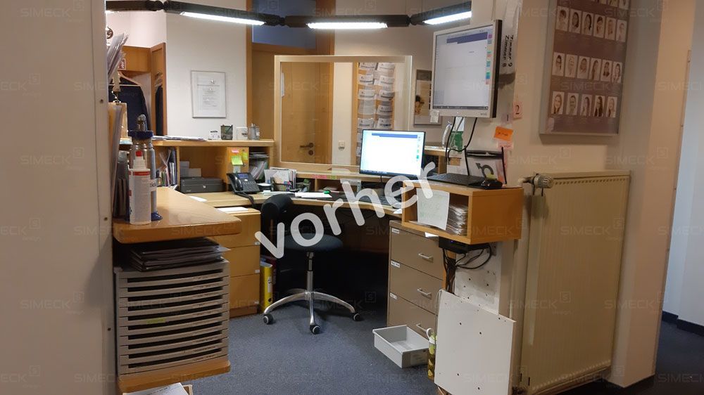 Ein Vorher-Nachher-Foto eines Büros mit Schreibtisch und Stuhl.