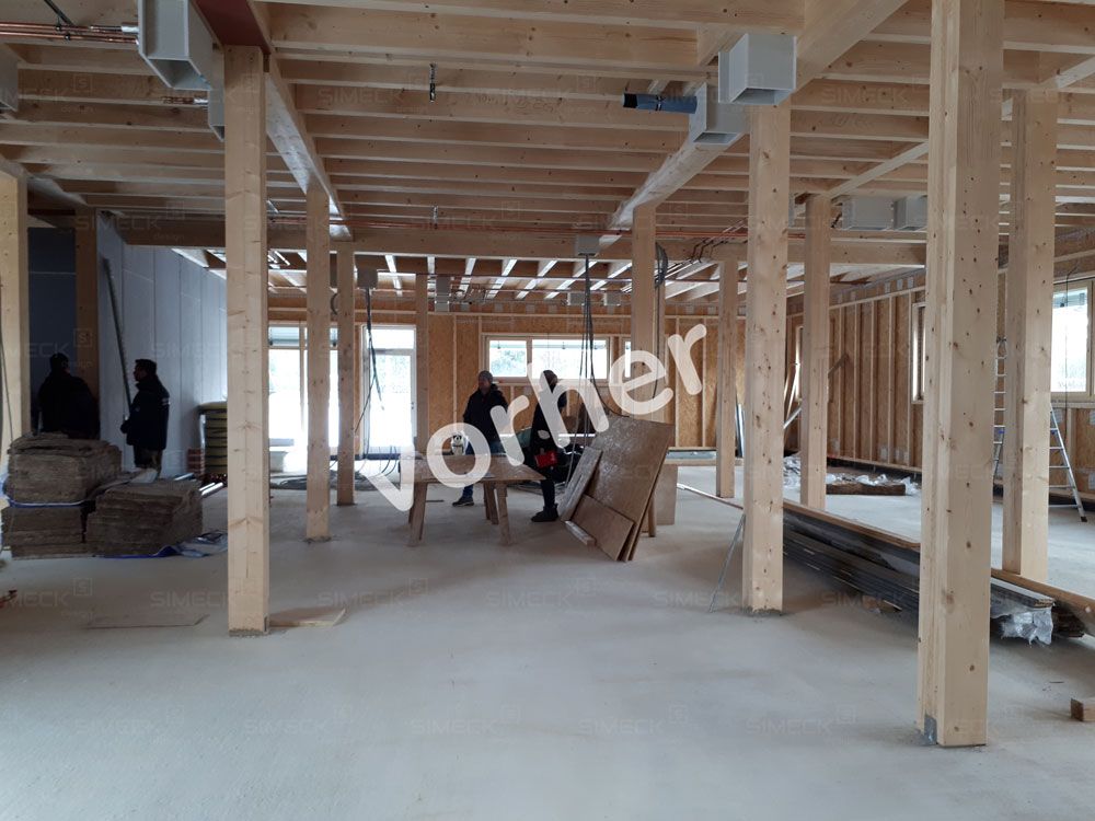 Ein im Bau befindliches Gebäude mit Holzbalken und Säulen.