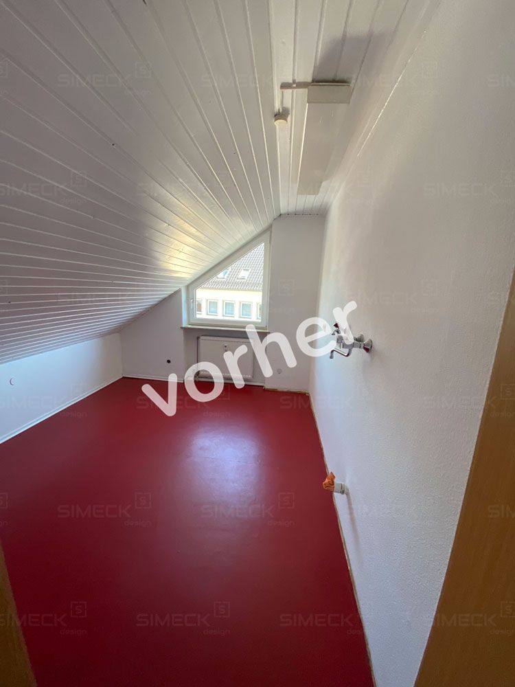 Ein Raum mit rotem Boden und weißen Wänden.