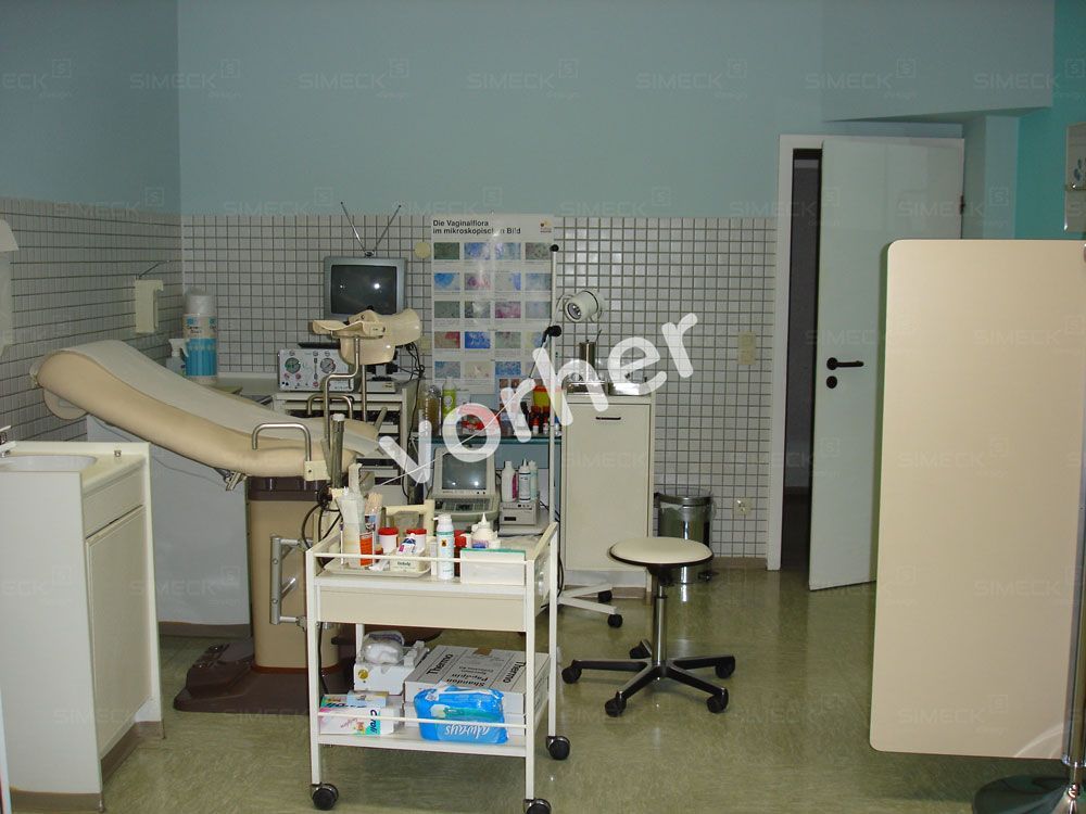 Ein leerer Raum mit dem Wort „Vorher“ an der Wand