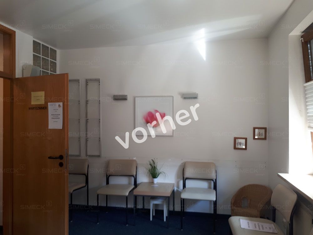 Ein Wartezimmer mit dem Wort „Vorher“ an der Wand