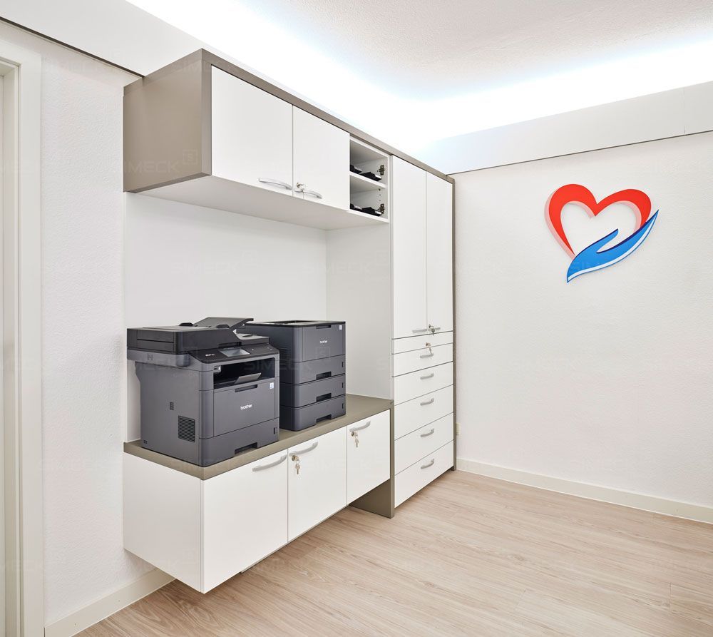 Ein Raum mit einem Drucker und einem Herz an der Wand
