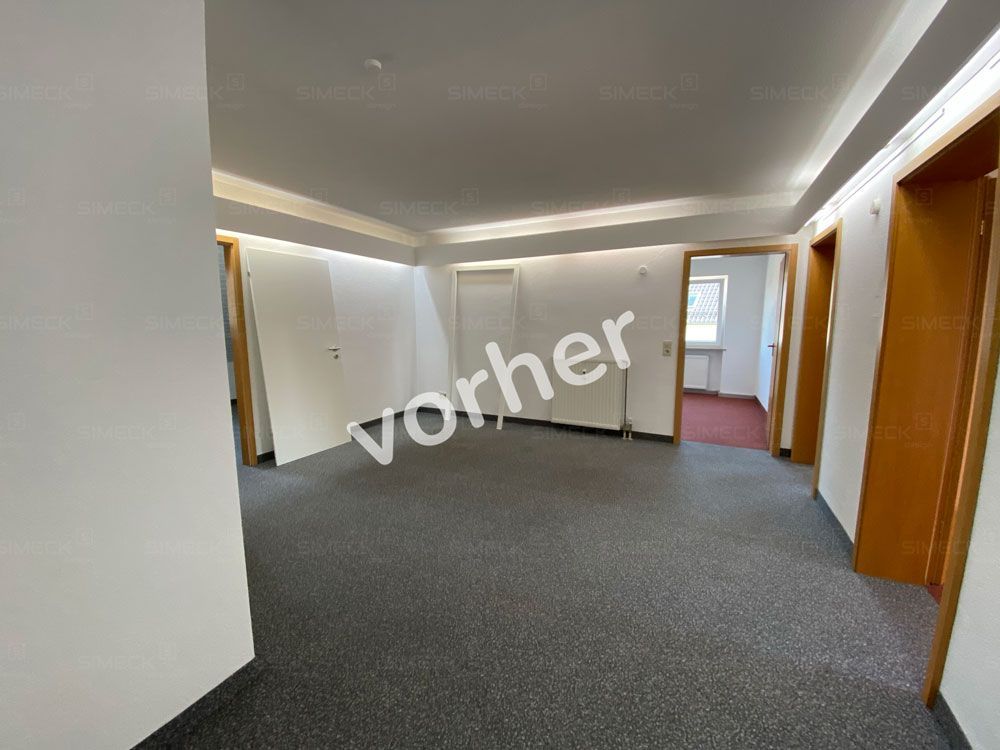 Ein leerer Raum mit einem „Vorher“-Schild an der Wand.