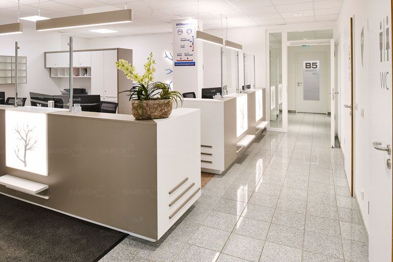 Ein Empfangstresen in einem Krankenhaus mit einer Pflanze darauf