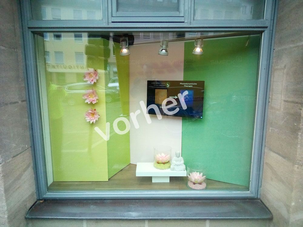 Ein Schaufenster mit der Aufschrift „Vorher“