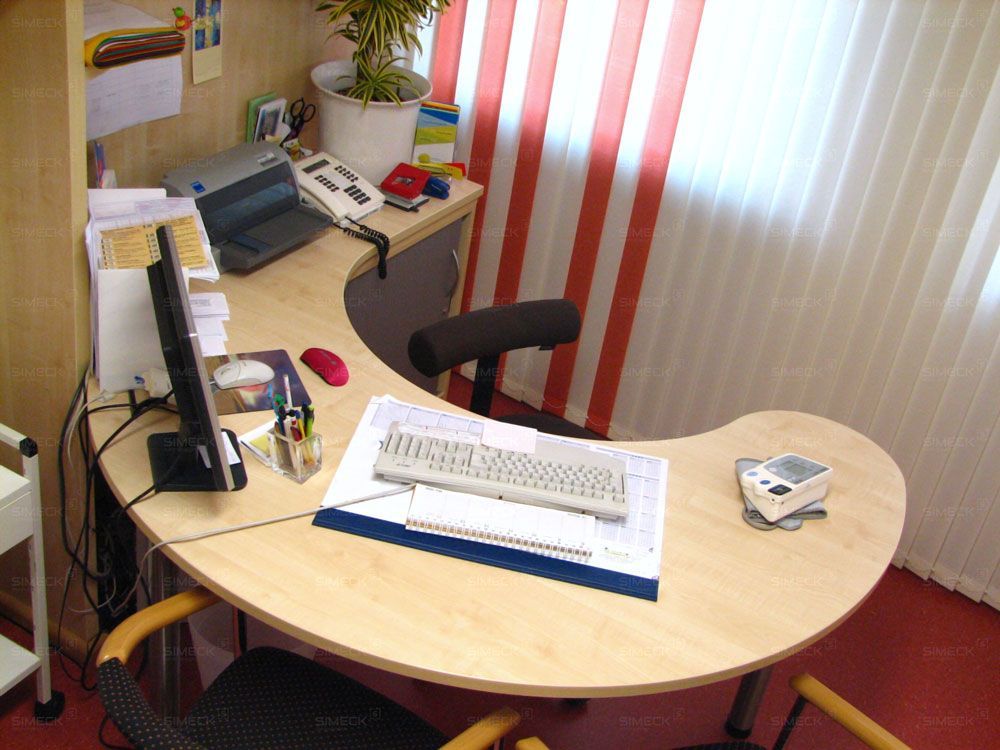 simeck-praxiseinrichtung-schreibtisch-sprechzimmer-sonderfertigung