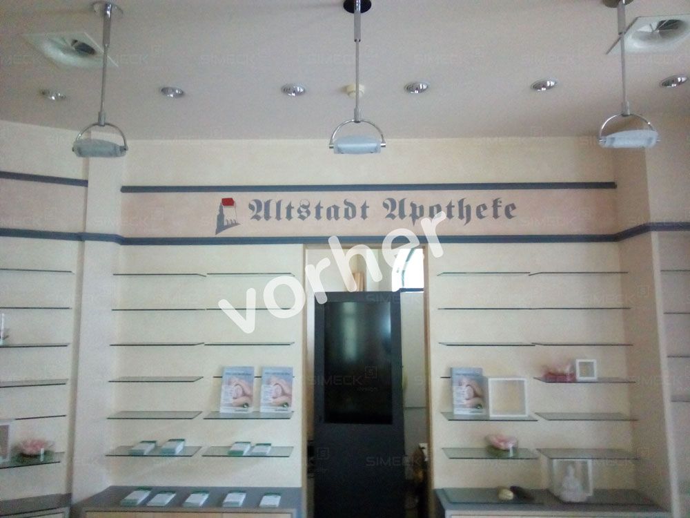 Ein Raum mit Regalen und einem Schild mit der Aufschrift „Vorher“