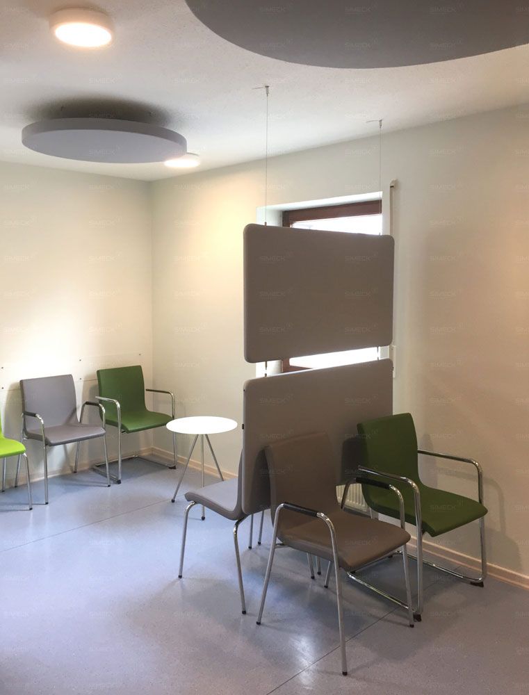 Ein Raum mit Stühlen und einem Tisch darin