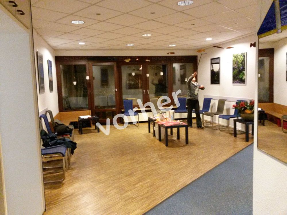 Ein Wartezimmer mit dem Wort „Vorher“ an der Wand