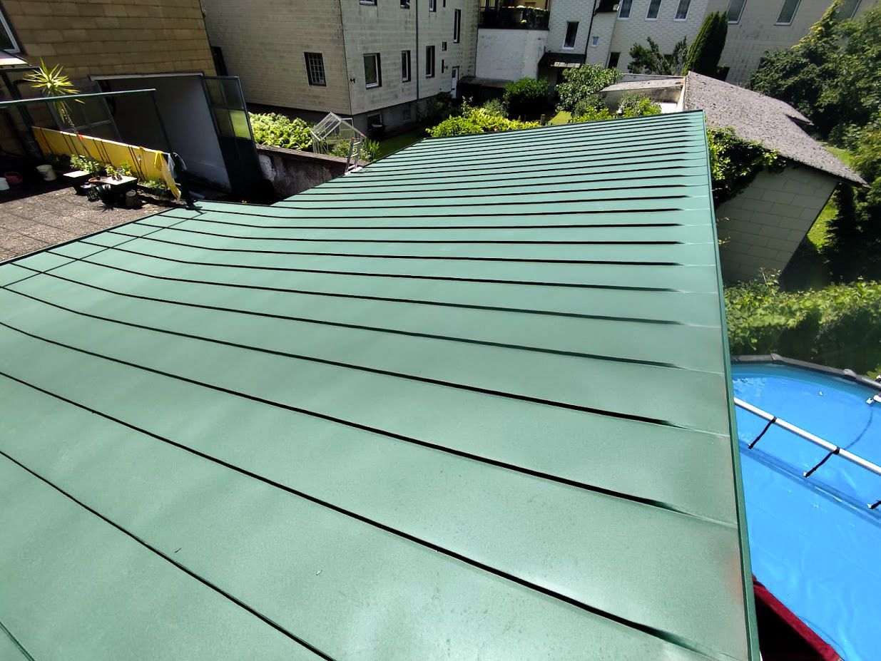 Ein Gründach mit einem Pool im Hintergrund