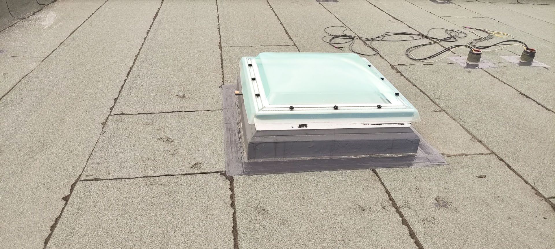 Auf einem Dach befindet sich ein Oberlicht.