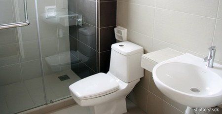 Installation de lavabo et de toilette