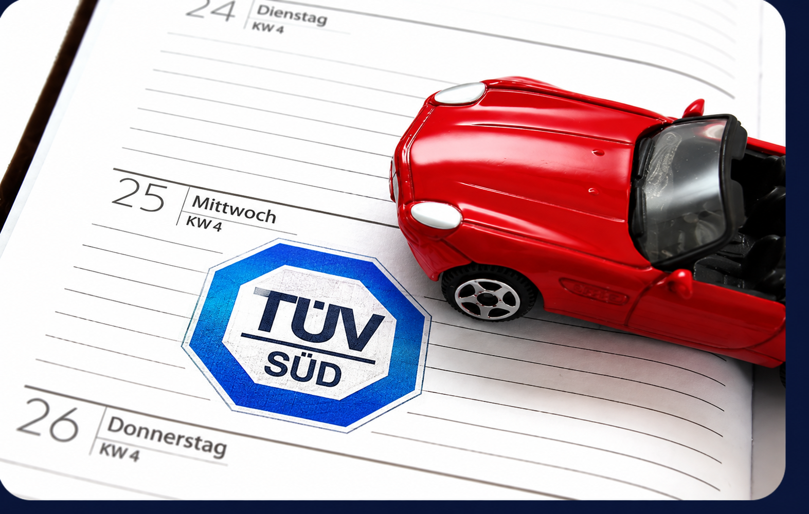 Ein rotes Spielzeug-Cabrio auf einem Kalender mit dem roten Schriftzug „TÜV“.