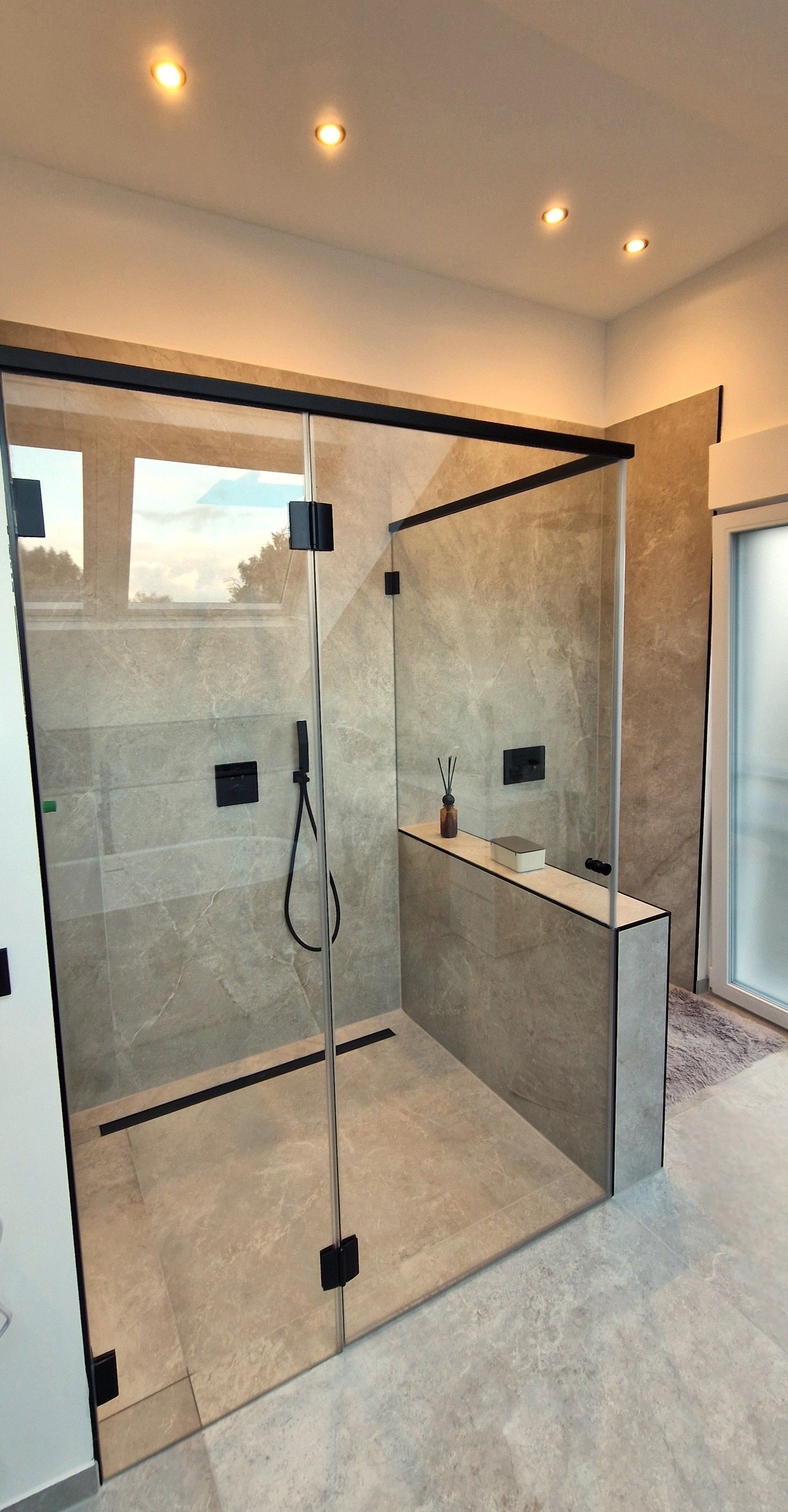 modernes Badezimmer Modernes Badezimmer mit Duschkabine aus Glas, schwarzen Zierleisten und neutralen Fliesen.