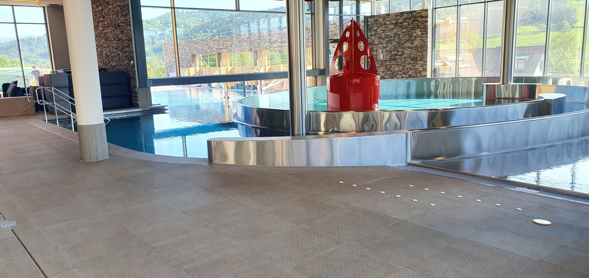 Fugenarbeiten in einem Schwimmbad