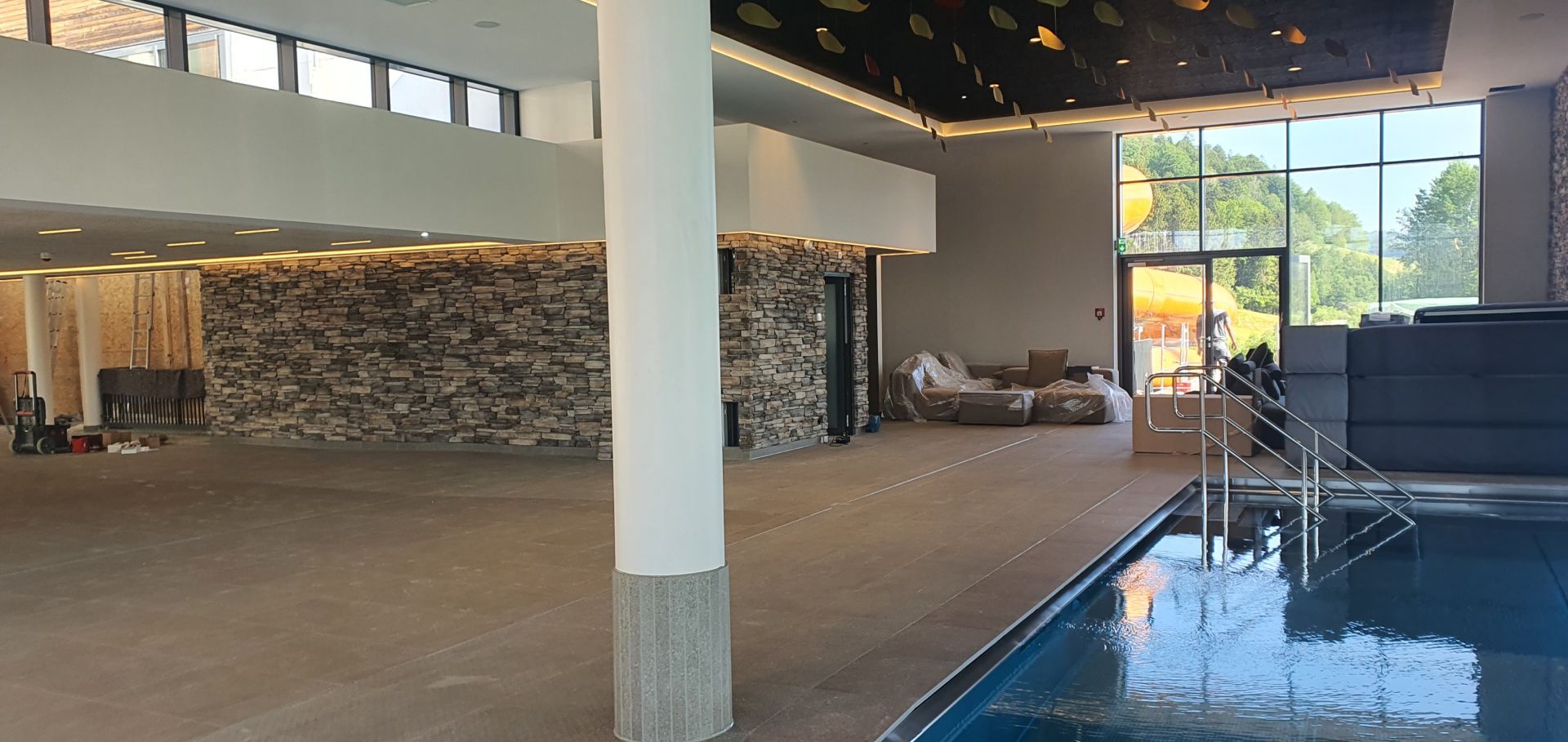 Fliesenarbeiten in einem Schwimmbad