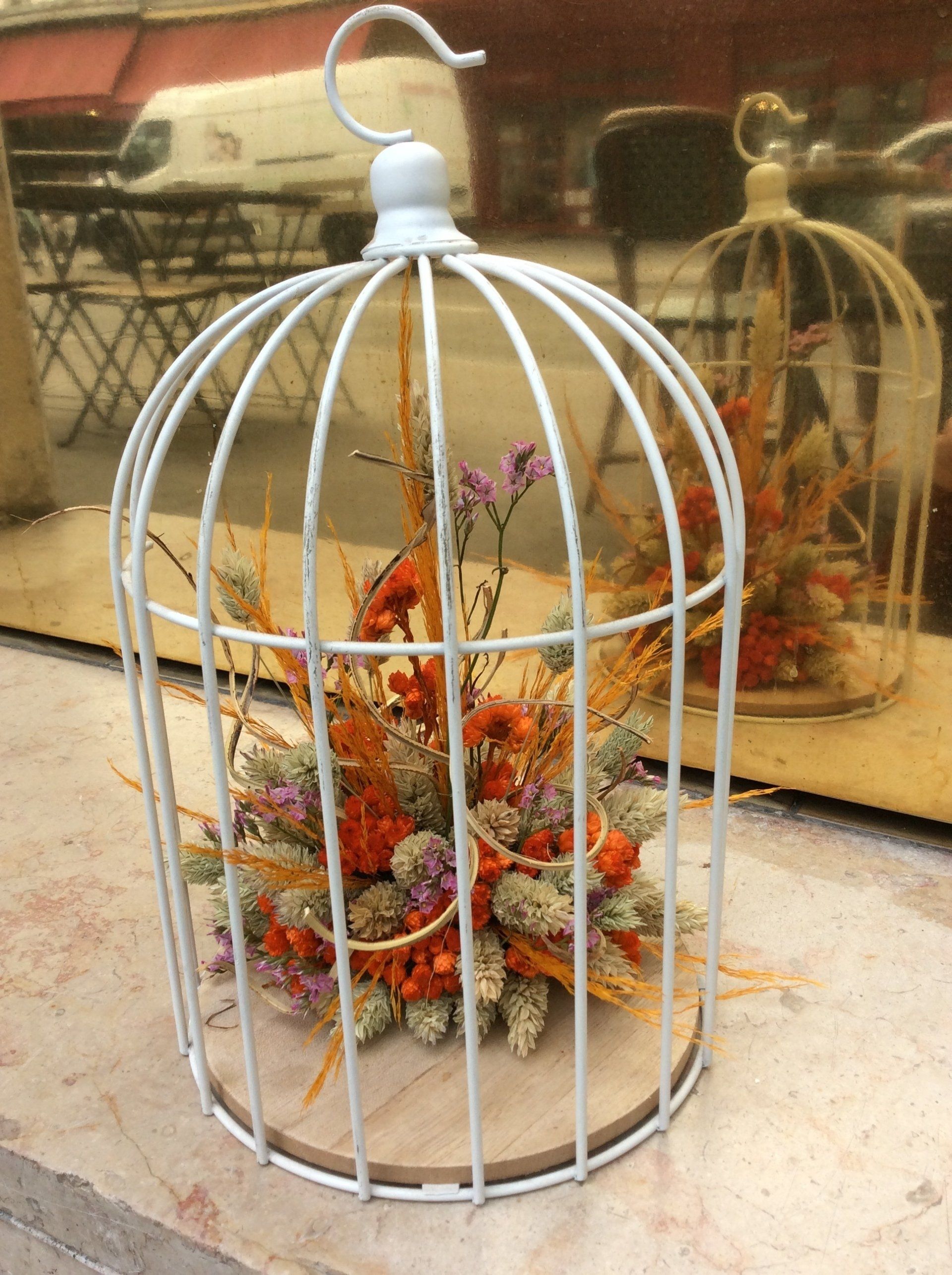 Cage décorée de fleurs sèches