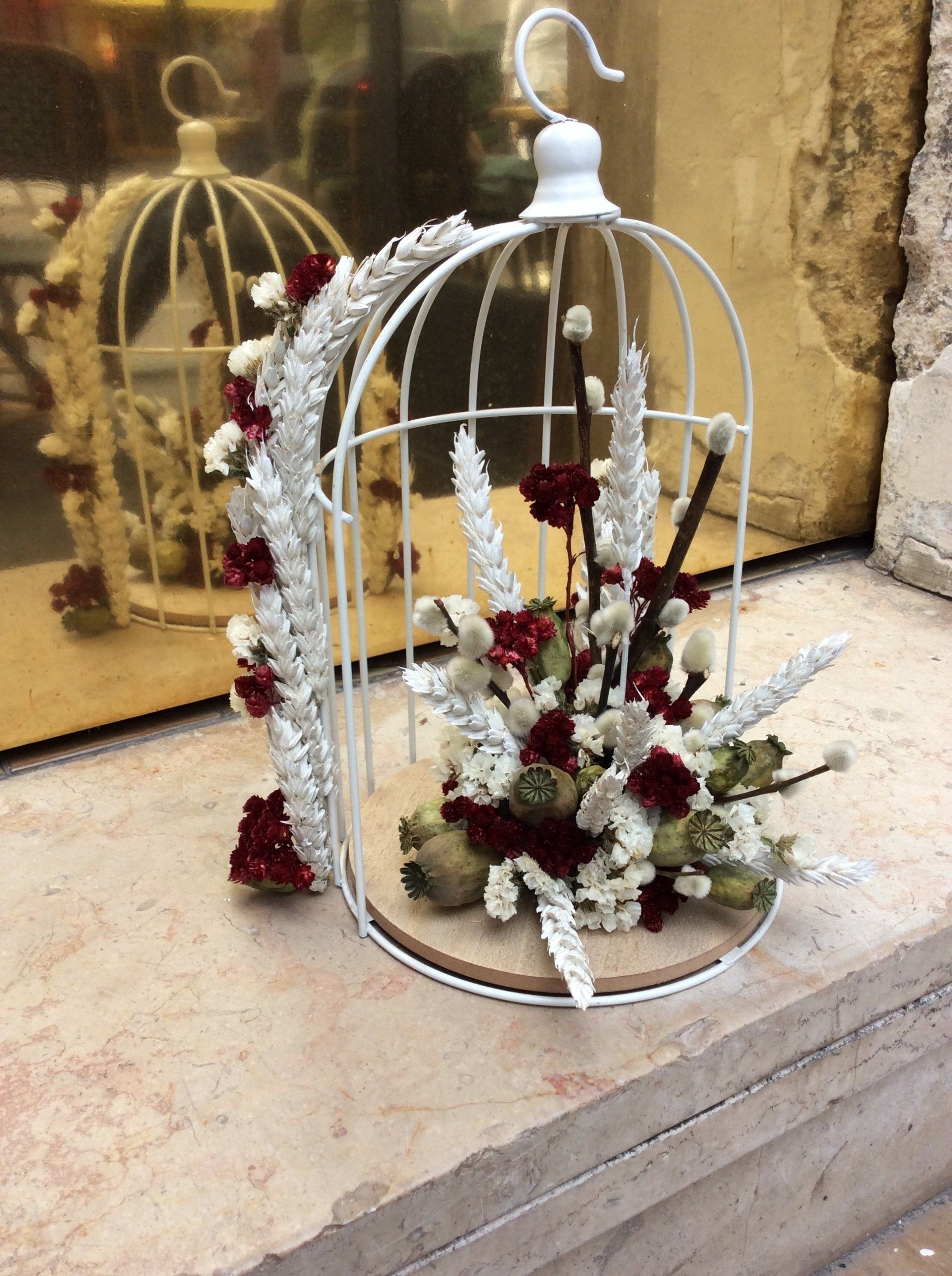 Cage décorée de fleurs séchées