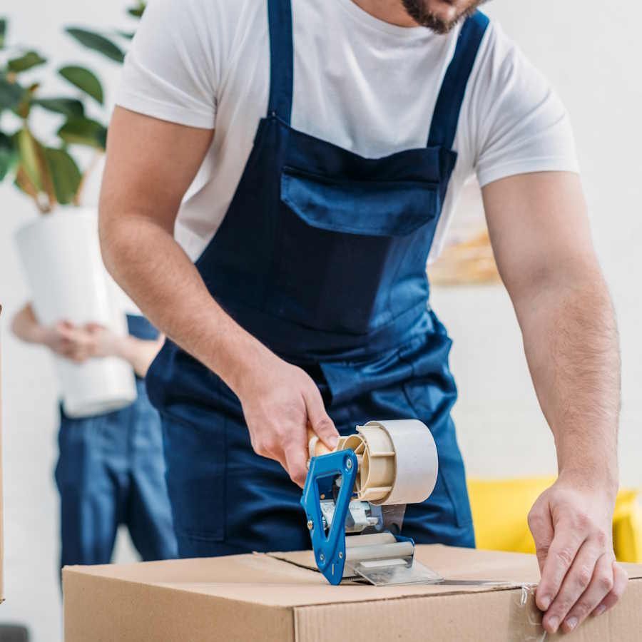 Die Profis der Royal Umzug GmbH bei einer Räumung in Zürich. Sie verpacken Ihre Gegenstände stets mit Sorgfalt in Umzugskartons. Die Profis der Royal Umzug GmbH bei einer Räumung in Zürich. Sie verpacken Ihre Gegenstände stets mit Sorgfalt in Umzugskartons.