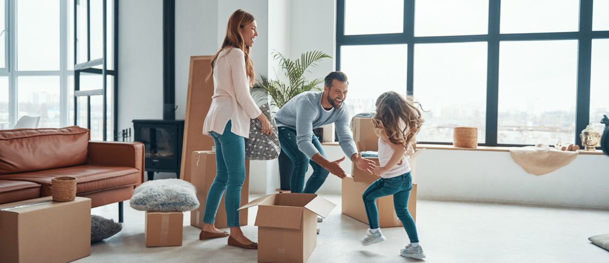 Eine Familie zieht in ein neues Zuhause.