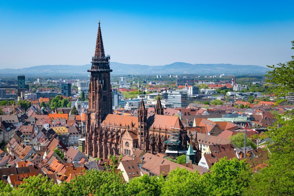 Panorama von Freiburg im Breisgau, einem beliebten Auswanderziel für Schweizer, als Symbolbild für einen Umzug von der Schweiz nach Deutschland.