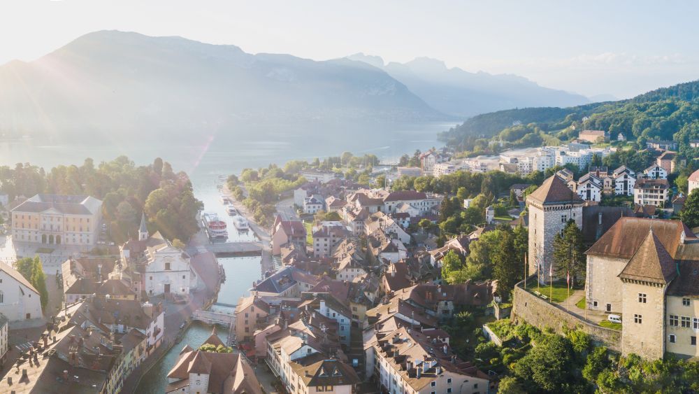 Panorama von Annecy in der Haute-Savoie, unweit der Schweizer Grenze, als Symbolbild für einen Umzug von der Schweiz nach Frankreich.