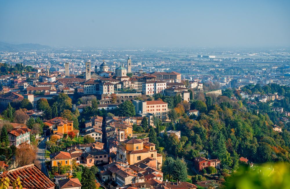 Panorama von Bergamo in der Lombardei als Symbolbild für einen Umzug von der Schweiz nach Italien.