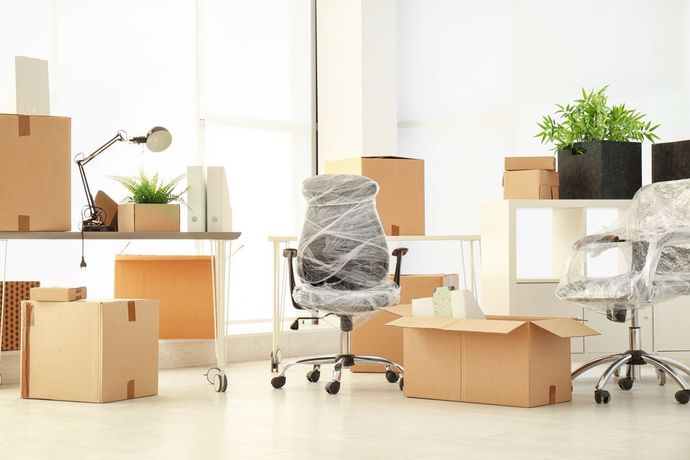 Ein Büro voll mit Umzugskartons, vorbereitet durch eine Umzugsfirma aus Zürich.