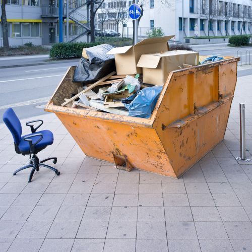 Ein Container voller Mobiliar auf dem Trottoir. Unsere Zügelfirma aus Schlieren hilft Ihnen bei der Entsorgung von nicht mehr benötigten Gegenständen.